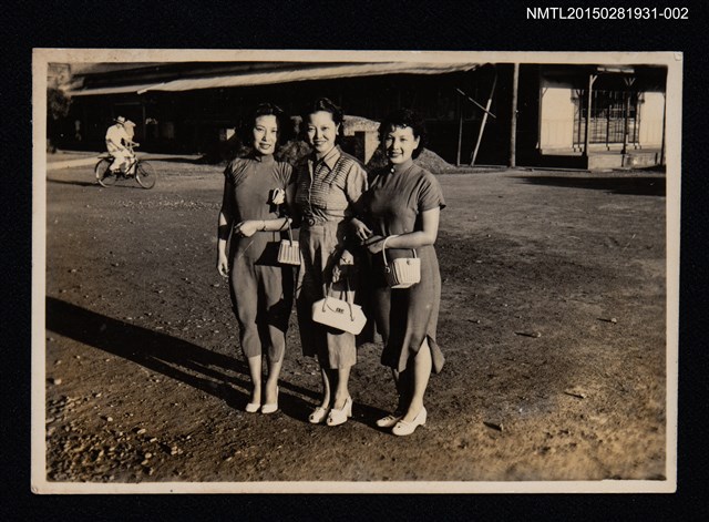 主要名稱：林海音與友人合照1-2圖檔，第1張，共1張