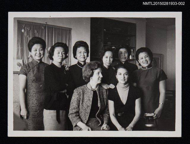 主要名稱：琦君與林海音等人與外國友人合照1-2圖檔，第1張，共1張