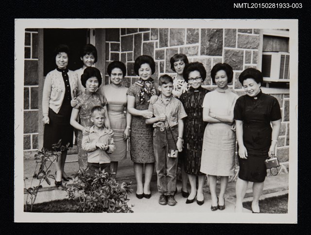 主要名稱：琦君與林海音等人與外國友人合照1-3圖檔，第1張，共1張