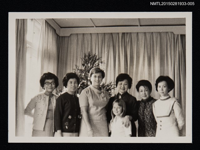 主要名稱：琦君與林海音等人與外國友人合照1-5圖檔，第1張，共1張