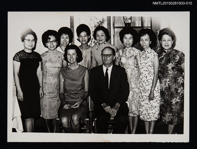 主要名稱：琦君與林海音等人與外國友人合照1-10圖檔，第1張，共1張