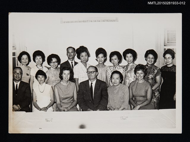 主要名稱：琦君與林海音等人與外國友人合照1-12圖檔，第1張，共1張