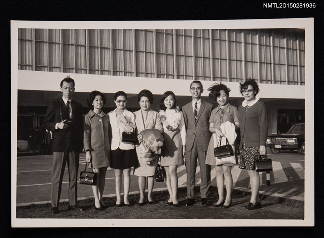 主要名稱：林海音夫婦與其女兒夏祖美、夏祖麗夫婦等人合照圖檔，第1張，共1張