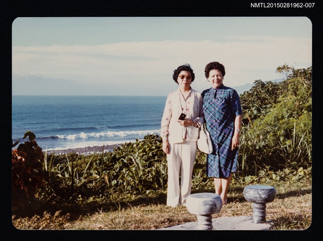 主要名稱：琦君與林海音、何凡、夏祖焯女兒等人出遊照（琦君與林海音合照）7圖檔，第1張，共2張