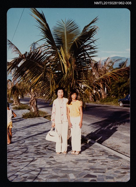 主要名稱：琦君與林海音、何凡、夏祖焯女兒等人出遊照（琦君與夏祖焯女兒合照）8圖檔，第1張，共2張