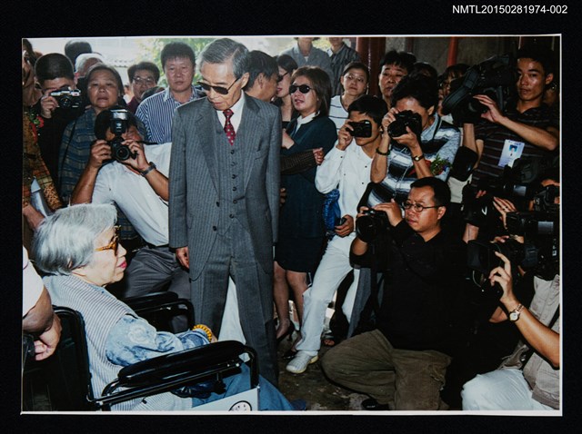 主要名稱：琦君夫婦與兒媳2001年返鄉為琦君文學館開館活動照2圖檔，第1張，共3張