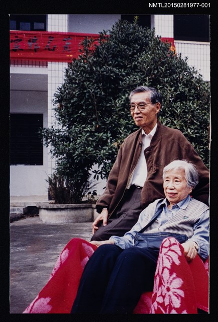 主要名稱：琦君夫婦與兒媳2001年返鄉合照1圖檔，第1張，共1張