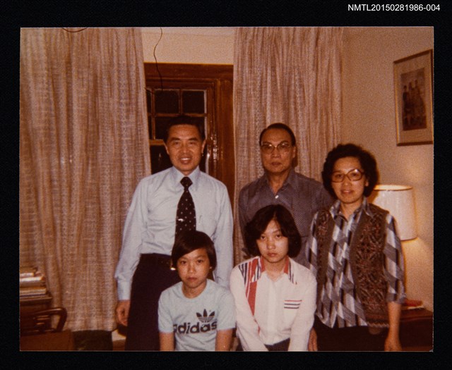 主要名稱：琦君夫婦與友人劉大偉及其家人合照4圖檔，第1張，共1張