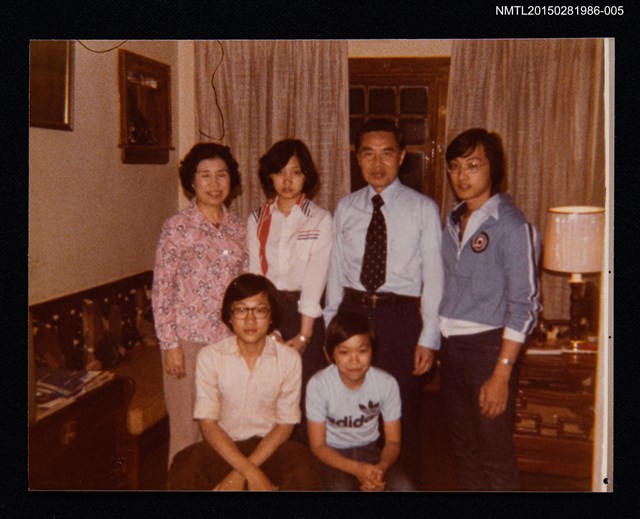 主要名稱：琦君夫婦與友人劉大偉及其家人合照5圖檔，第1張，共1張