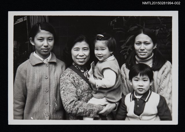 主要名稱：琦君與友人蘭生及其家人合照1-2圖檔，第1張，共1張