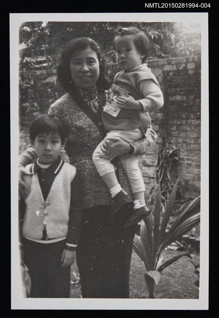 主要名稱：琦君與友人蘭生及其家人合照1-4圖檔，第1張，共1張