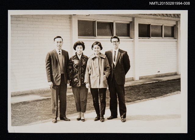 主要名稱：琦君與友人蘭生及其家人合照1-8圖檔，第1張，共2張