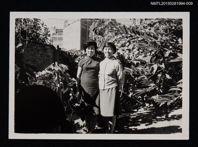 主要名稱：琦君與友人蘭生及其家人合照1-9圖檔，第1張，共1張