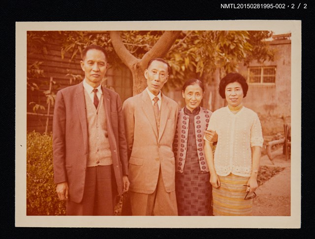 主要名稱：琦君與友人蘭生及其家人合照2-2圖檔，第3張，共3張