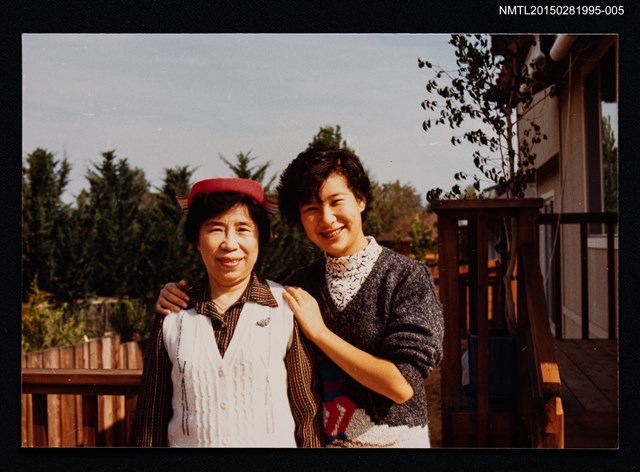 主要名稱：琦君與友人蘭生及其家人合照2-5圖檔，第1張，共1張