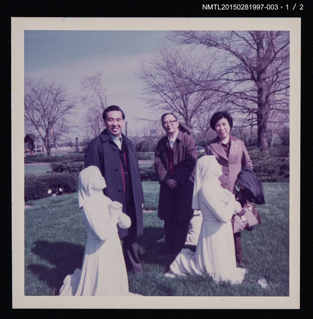 主要名稱：琦君夫婦與友人姜樵及其家人合照3圖檔，第2張，共3張