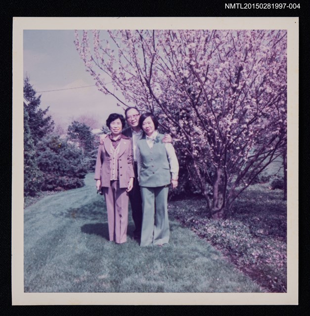 主要名稱：琦君夫婦與友人姜樵及其家人合照4圖檔，第1張，共1張