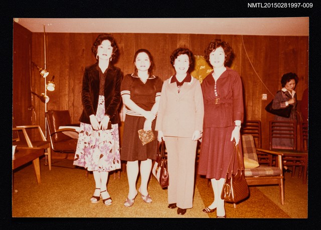 主要名稱：琦君夫婦與友人姜樵及其家人合照9圖檔，第1張，共1張