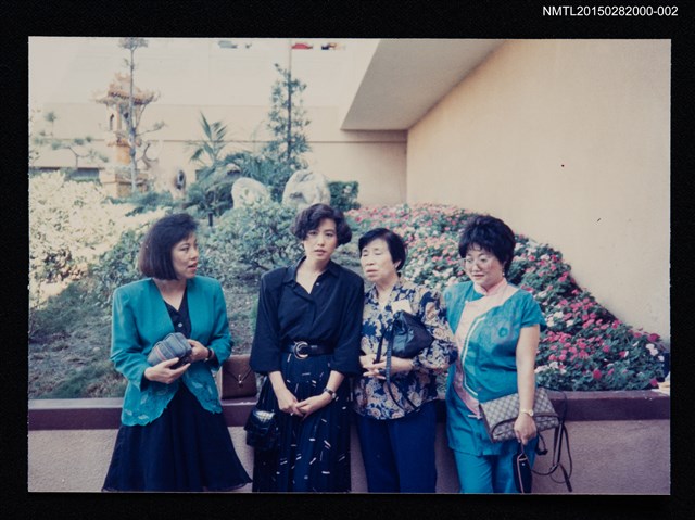 主要名稱：琦君與喻麗清、簡宛、劉安諾等人合照2圖檔，第1張，共3張