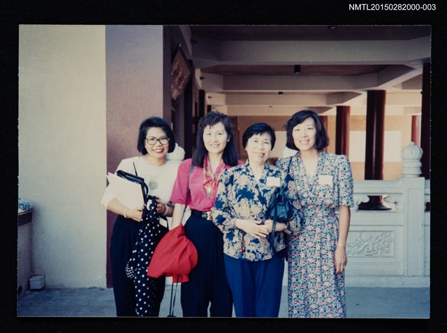 主要名稱：琦君與喻麗清、簡宛、劉安諾等人合照3圖檔，第1張，共3張