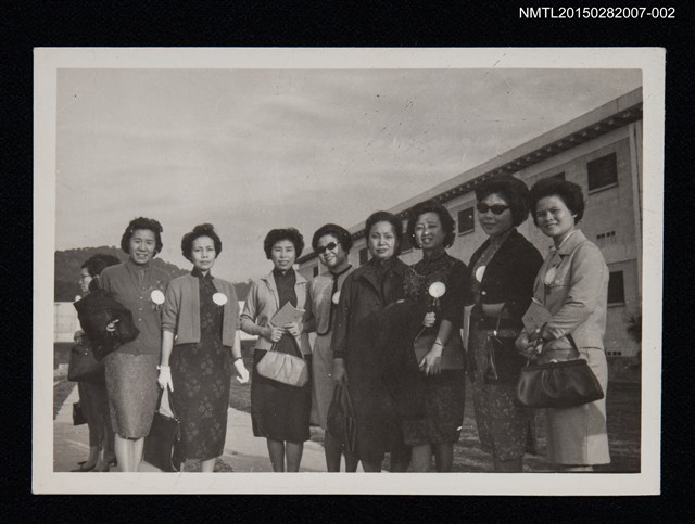 主要名稱：琦君與劉咸思、黃娟等婦協成員合照2圖檔，第1張，共2張