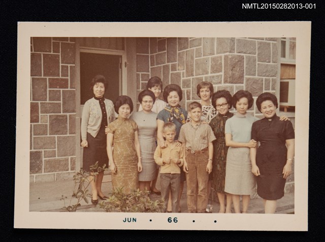 主要名稱：琦君與林海音等人與外國友人合照2-1圖檔，第1張，共1張