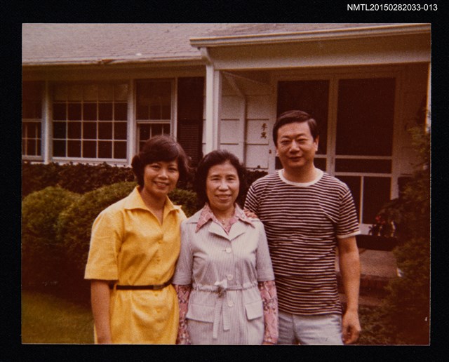 主要名稱：琦君夫婦與友人照2-13圖檔，第1張，共1張