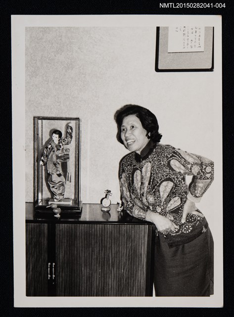 主要名稱：琦君與石韻薇、石韻薇之妹合照4（石韻薇獨照）圖檔，第1張，共3張