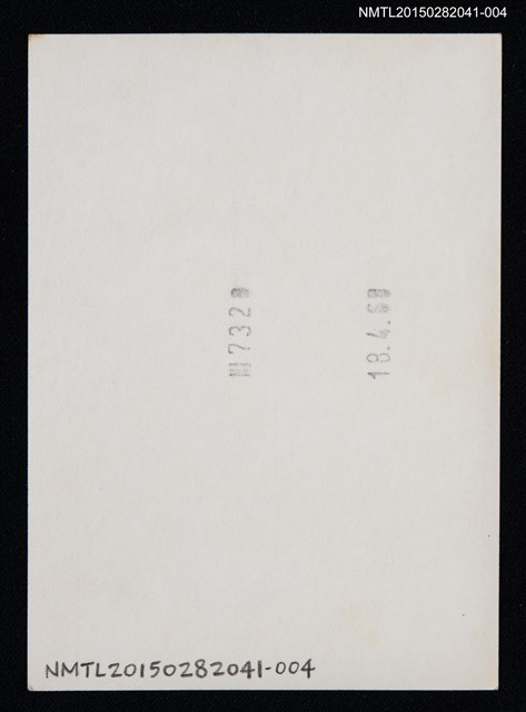 主要名稱：琦君與石韻薇、石韻薇之妹合照4（石韻薇獨照）圖檔，第2張，共3張