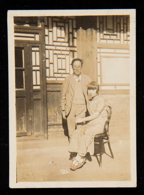 主要名稱：洪炎秋與夫人關國藩合影（北京家門前，1930年代）圖檔，第1張，共1張