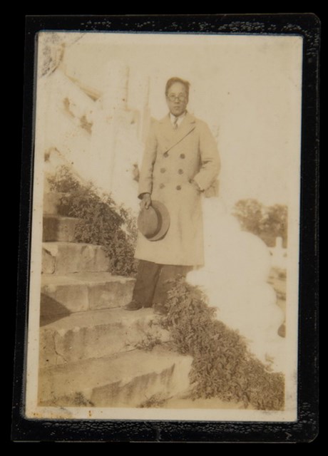 主要名稱：洪炎秋青壯年時期獨照（應為北京時期）圖檔，第1張，共1張