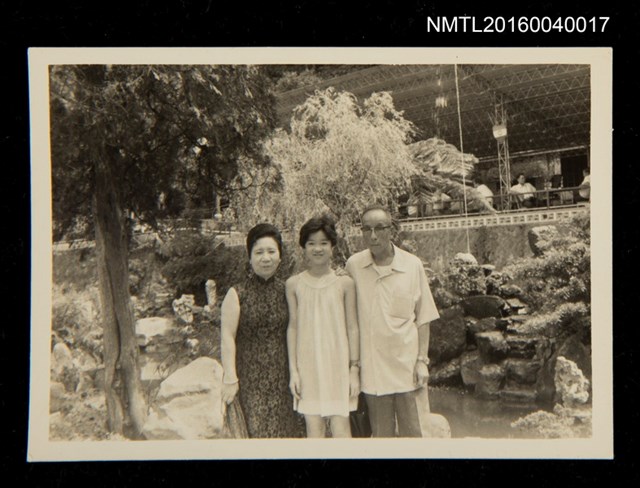 主要名稱：洪炎秋夫婦與外孫女彭光曦合影圖檔，第1張，共1張