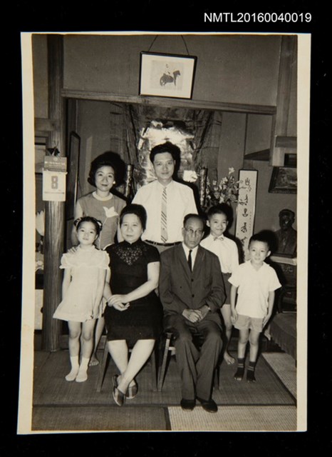 主要名稱：洪炎秋夫婦與女、婿、外孫、外孫女、侄孫合影（生日照）圖檔，第1張，共1張