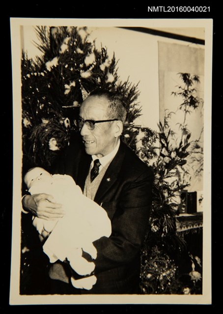 主要名稱：洪炎秋初為外祖父抱外孫合影圖檔，第1張，共1張