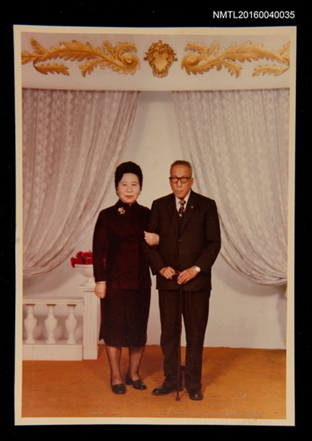 主要名稱：洪炎秋與夫人關國藩合影（晚年，疑為相館拍攝）圖檔，第1張，共1張