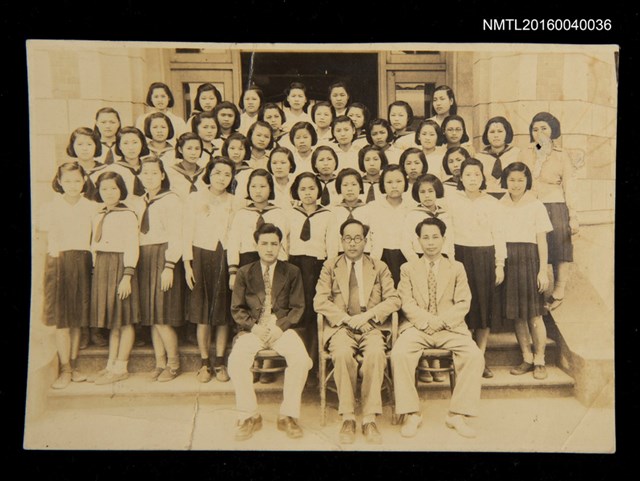 主要名稱：洪炎秋任職台中師範校長時與師生合影圖檔，第1張，共1張