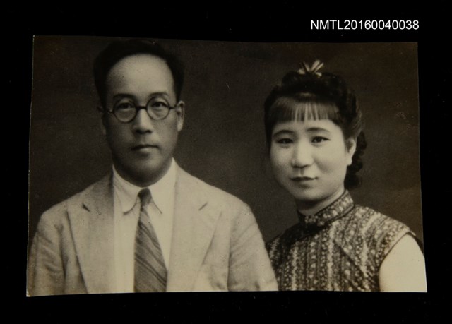 主要名稱：洪炎秋與夫人關國藩合影（應為新婚時期）圖檔，第3張，共3張