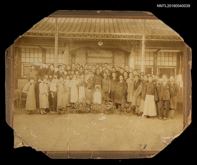 主要名稱：洪炎秋、關國藩結婚照圖檔，第1張，共1張