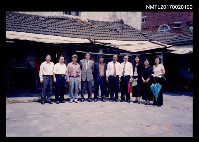 主要名稱：康原與陳再德、陳慶芳、吳晟、鄭邦鎮、彭瑞金等人於洪醒夫故居前合照圖檔，第1張，共2張