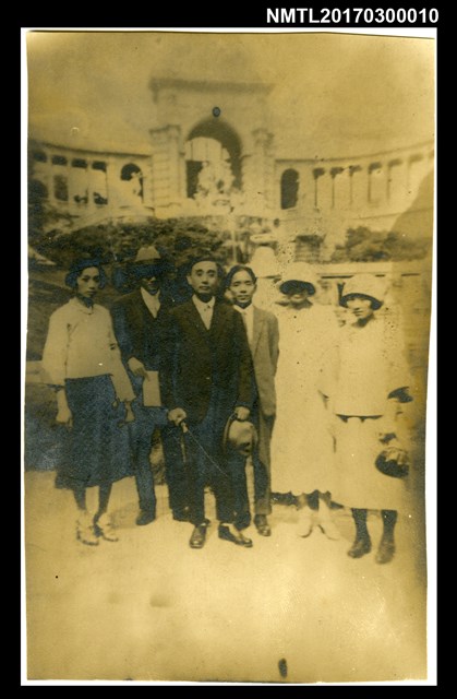 主要名稱：林爾嘉(右四)與林景仁(右三)、張福英(右二)合影圖檔，第1張，共2張