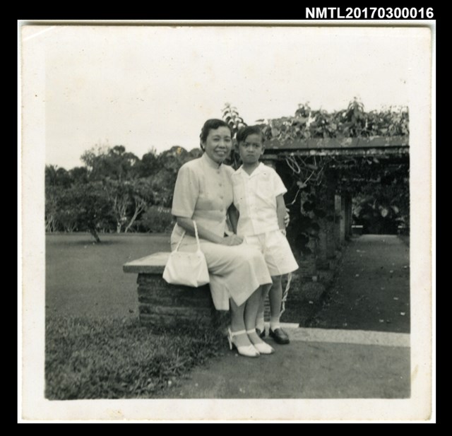 主要名稱：張福英與長孫林南星於檳城植物園合影圖檔，第1張，共2張