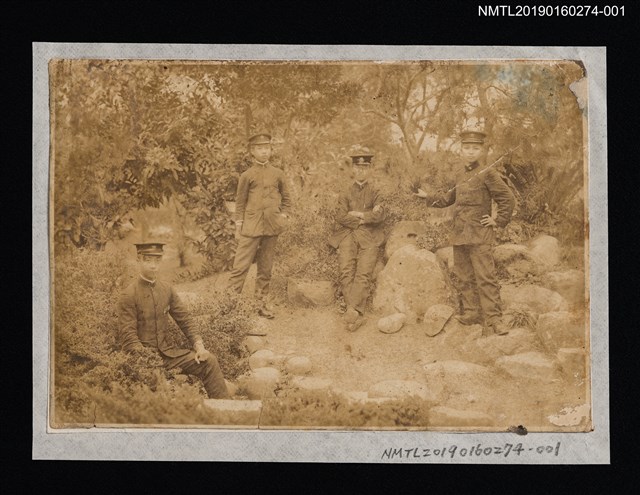 主要名稱：盧丙丁與同學合影（於戶外庭園）圖檔，第1張，共2張