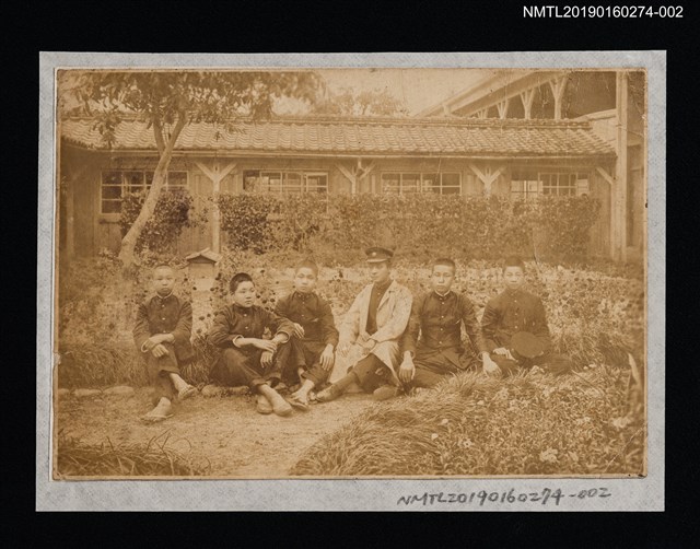 主要名稱：盧丙丁與同學合影（於戶外庭園）圖檔，第1張，共2張