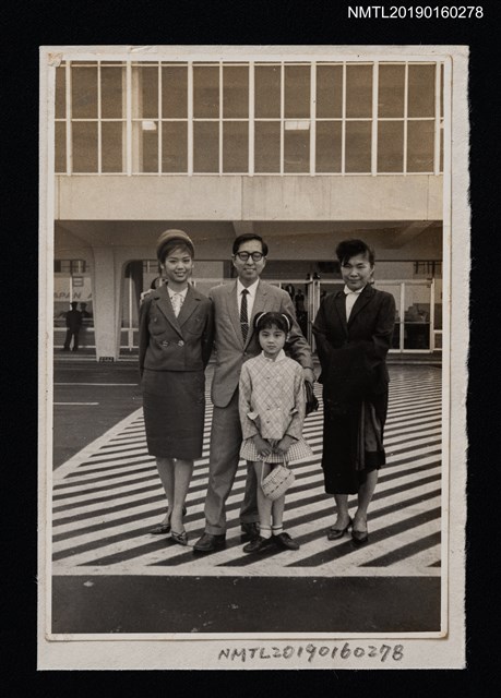 主要名稱：林氏好與人合影圖檔，第1張，共1張