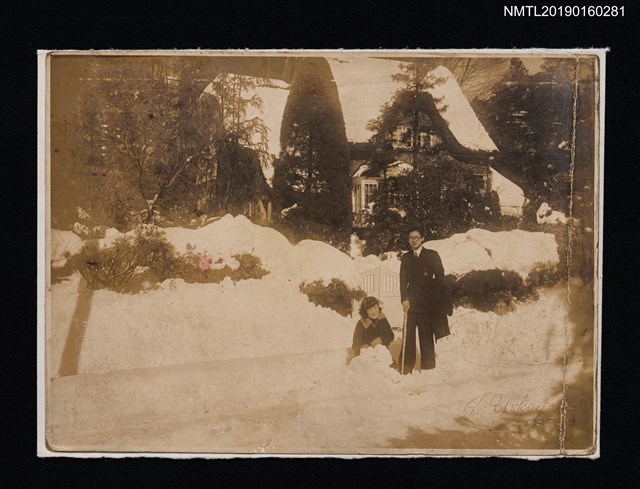 主要名稱：林氏好與鄭有忠於雪景中合影圖檔，第1張，共1張