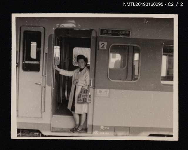 主要名稱：林氏好於日本電車上的獨照圖檔，第4張，共4張