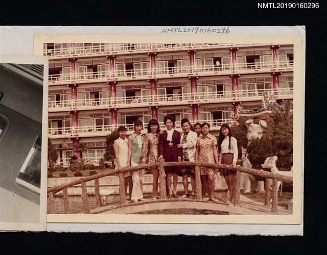 主要名稱：林氏好與友人合影（於橋上）圖檔，第1張，共2張