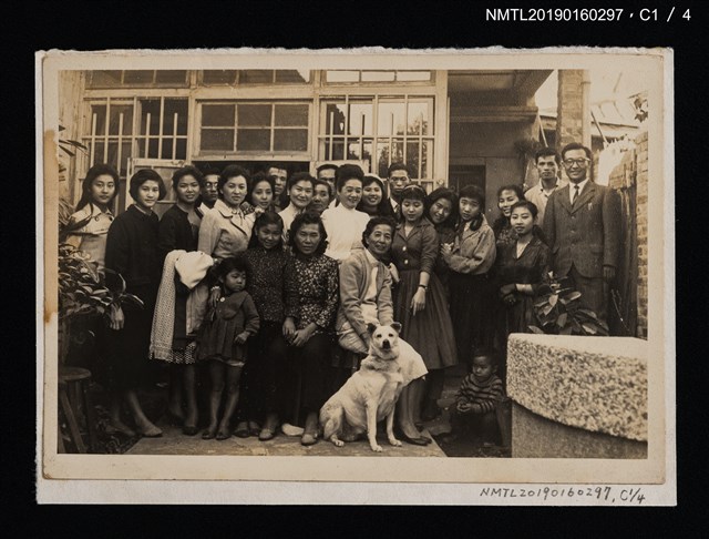 主要名稱：林氏好與家人合影（於庭院中）圖檔，第2張，共5張