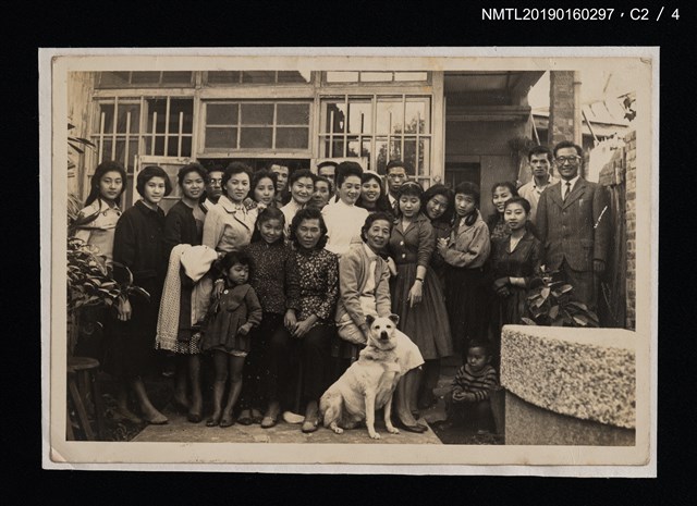 主要名稱：林氏好與家人合影（於庭院中）圖檔，第3張，共5張