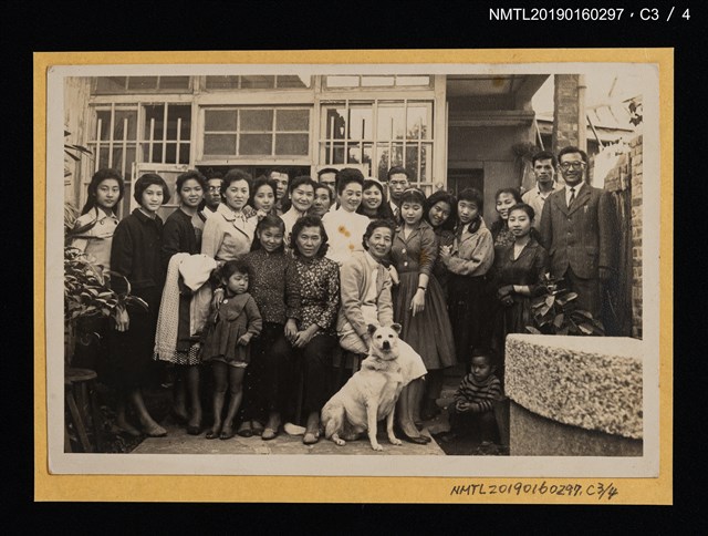 主要名稱：林氏好與家人合影（於庭院中）圖檔，第4張，共5張